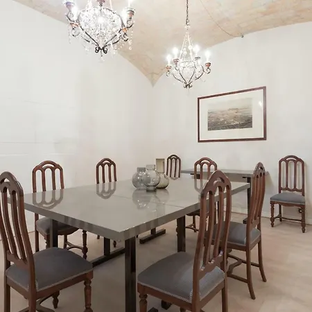 Апартаменты Amazing 4 Bedrooms With Garden