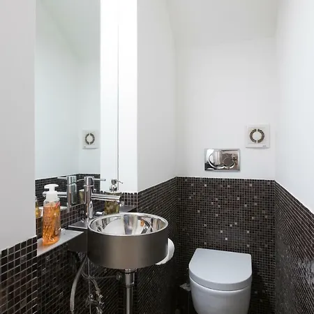 Апартаменты Amazing 4 Bedrooms With Garden *