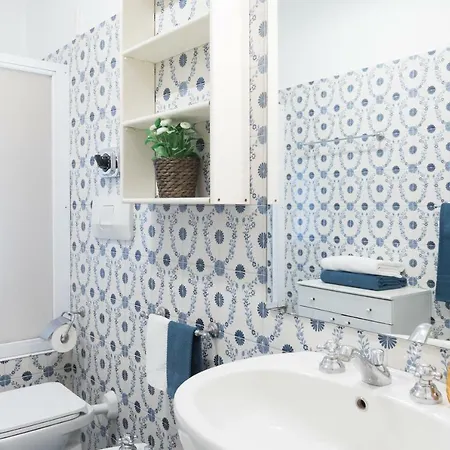Апартаменты Amazing 4 Bedrooms With Garden Рим