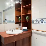 Amazing 4 Bedrooms With Garden דירה *