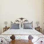 Amazing 4 Bedrooms With Garden דירה *