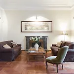 Amazing 4 Bedrooms With Garden דירה *