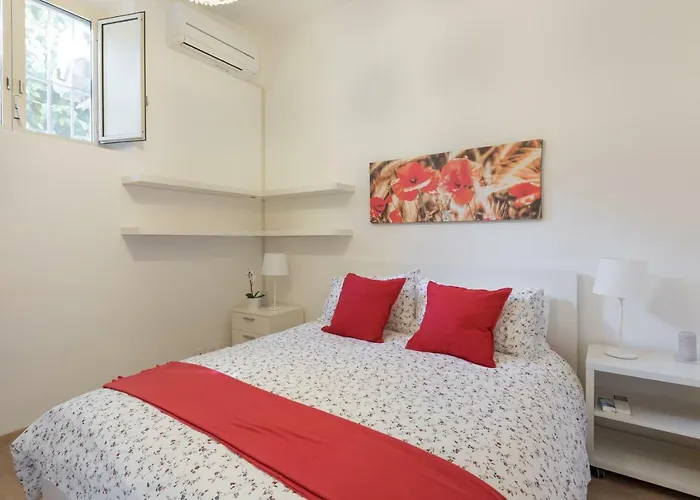 Апартаменты Amazing 4 Bedrooms With Garden