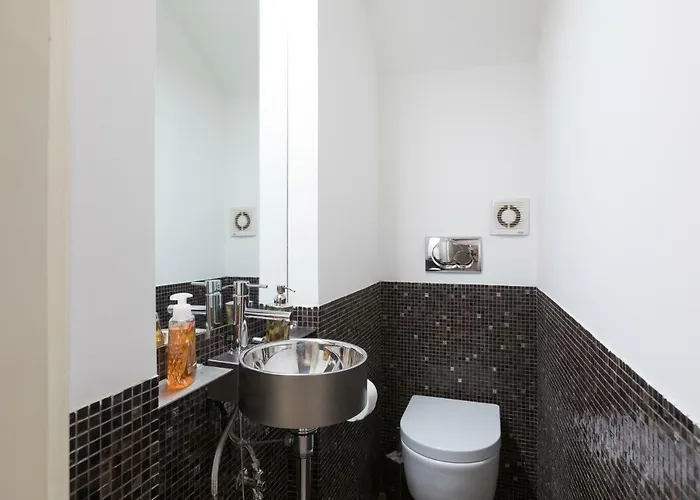 Апартаменты Amazing 4 Bedrooms With Garden *